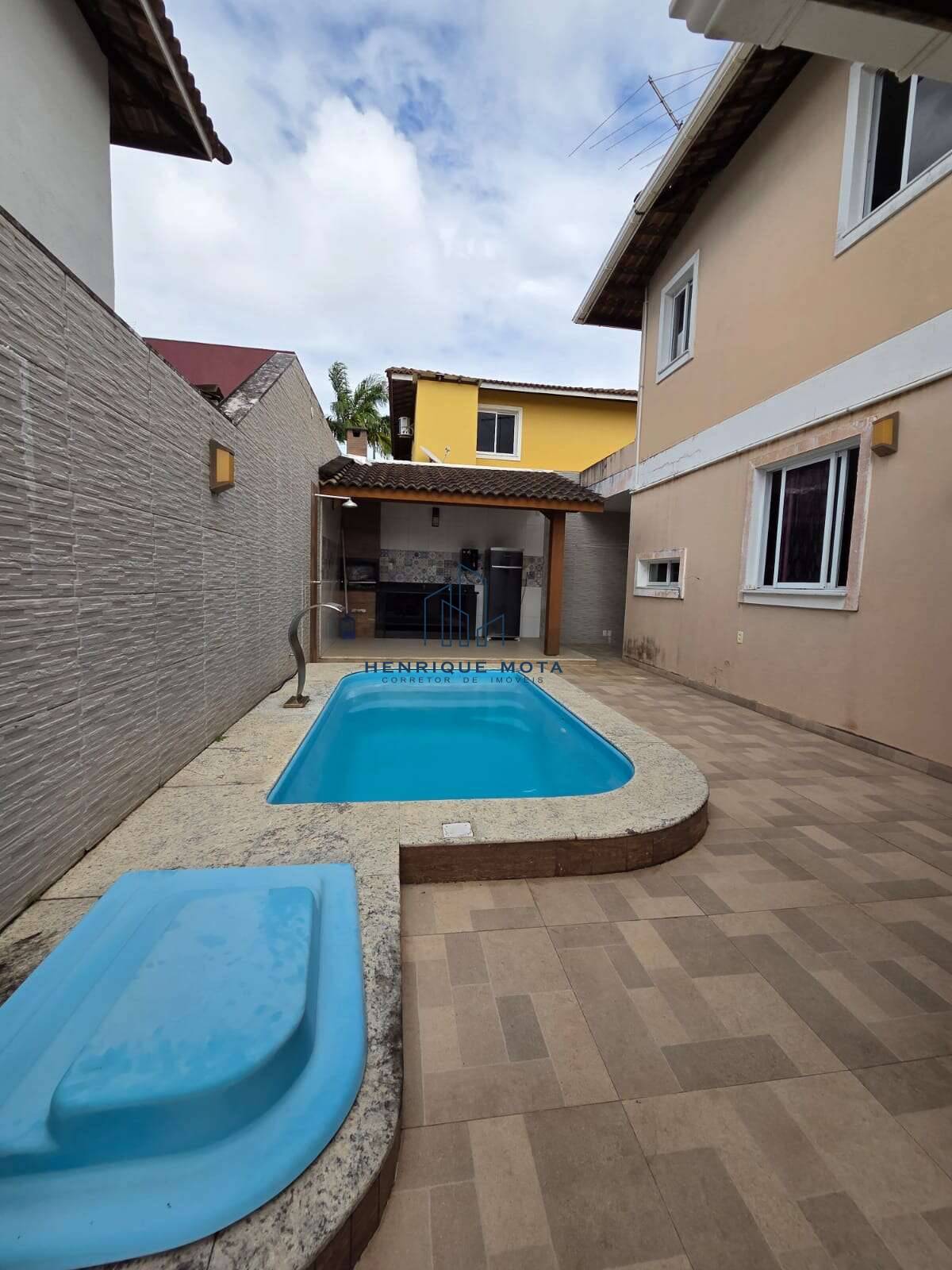  - Casa de condomínio à venda, com 5 quartos, 280m²
